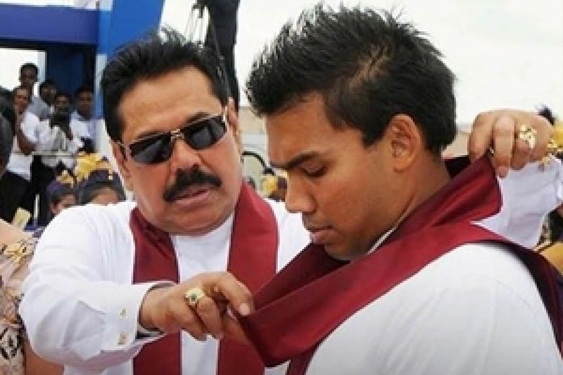 මැදමුලනේ රාජපක්ෂ කඳවුර බිඳ වැටේ;හේතුව නාමල් ගේ “පරම්පරා සාටක” දේශපාලනය ද?