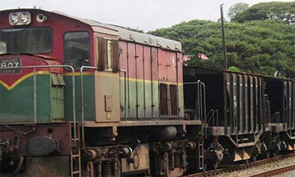 මහනුවර – මාතලේ දුම්රිය මාර්ගයේ පාර්සල් භාරගැනීම නතර කරයි