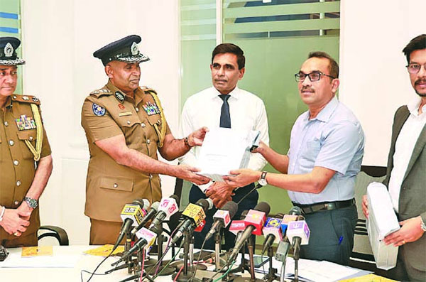රථ­වා­හන දඩ එවේ­ලේම ගෙවීම ඇරැ­ඹෙයි