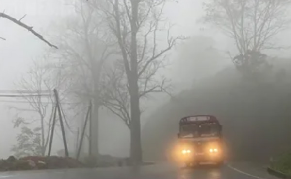 නුවරඑළිය මාර්ගයේ රථවාහන ගමනාගමනයට බාධා