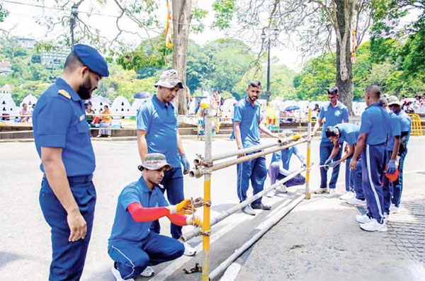 මහ­නු­වර ඇසළ පෙර­හ­රට විශේෂ ආර­ක්‍ෂක වැඩ­පි­ළි­වෙ­ළක්