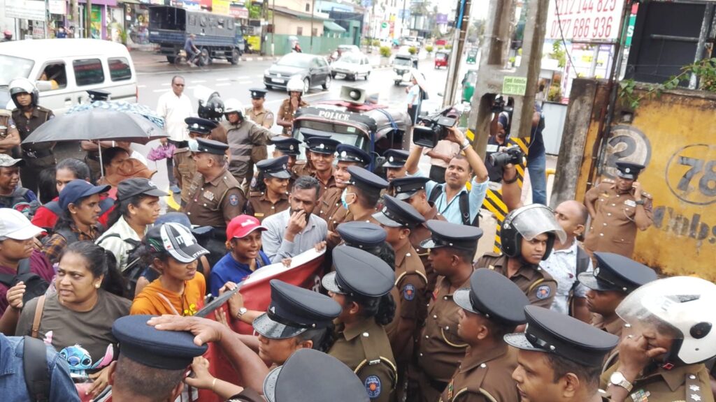 රැකියා විරහිත උපාධිධාරීන් උද්ඝෝෂණයක;ජවිපෙ ප්‍රධාන කාර්යාලය ඉදිරියටත් යයි