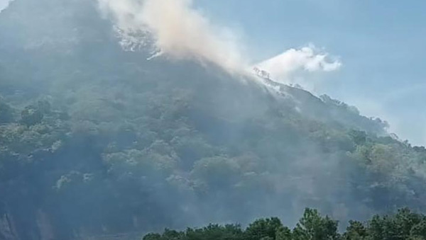 දිඹුලාගල කන්දේ හටගත් ගින්න තදින් පැතිර යයි