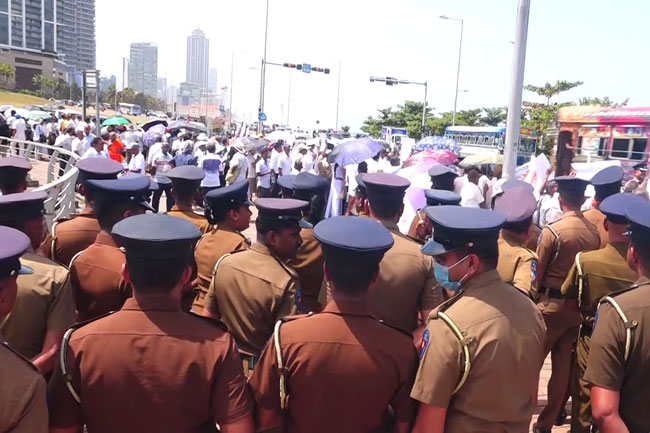 විශ්‍රාමික රාජ්‍ය නිලධාරීන්ගේ විරෝධතාවයක් නිසා ගාලු මුවදොර මාර්ග අවහිරතාවක්