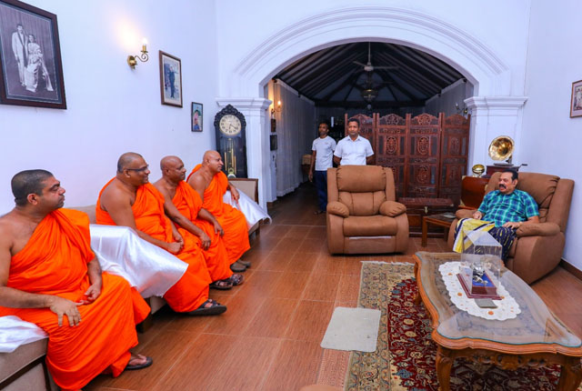 ගලගොඩඅත්තේ හිමි ඇතුළු හිමි වරු පිරිසක් මහින්දගේ සුව දුක් බලන්න වඩිති