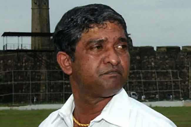 හිටපු  ටෙස්ට් ක්‍රිකට් ක්‍රීඩක ජයනන්ද වර්ණවීර සමු ගනියි