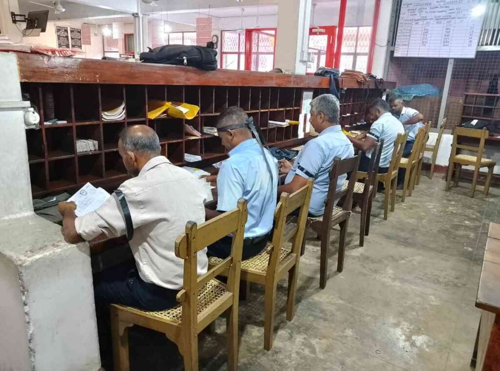 තැපැල් පතිට විරෝධය පා තැපැල් සේවකයෝ කළු පටි බඳිති