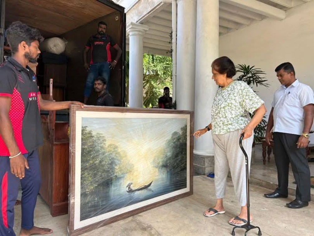 චන්ද්‍රිකා  නිල නිවසින් යන්න බඩු අදියි