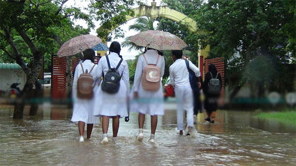 ජලයෙන් යටවූ ප්‍රදේශවල උසස් පෙළ සිසුන් බෝට්ටු මඟින් විභාග මධ්‍යස්ථාන වෙත