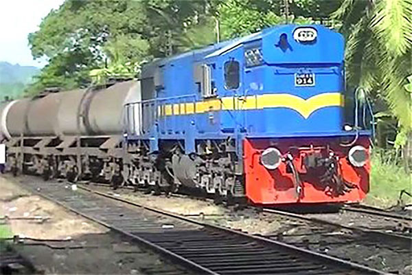 දුම්රිය දෙකක් ඊයේ මධ්‍යම රාත්‍රියෙන් පසු ධාවනයෙන් ඉවත් වෙයි