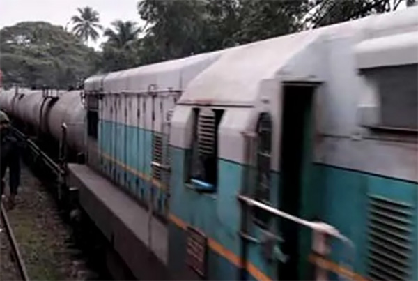 ප්‍රධාන මාර්ගයේ දුම්රියක් පීලිපනී