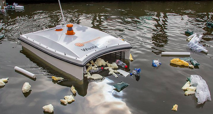 ජල මත කසල එකතු කරන රොබෝවෙක්