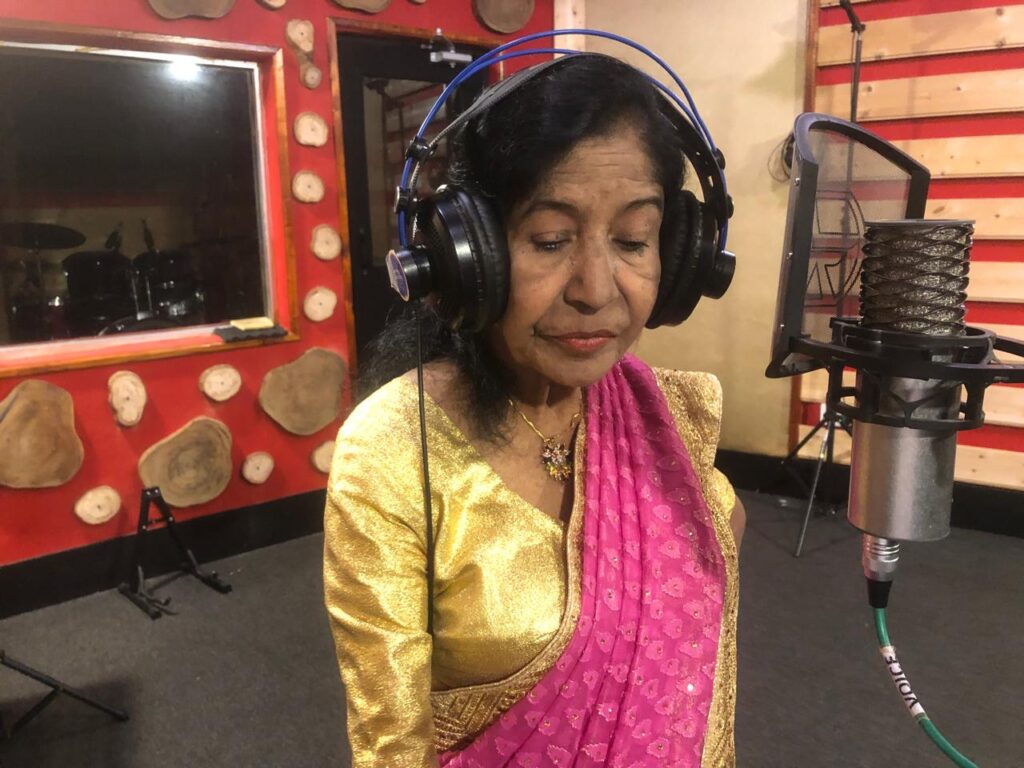 පුණ්‍යා කත්‍රිආරච්චි සමු ගනියි