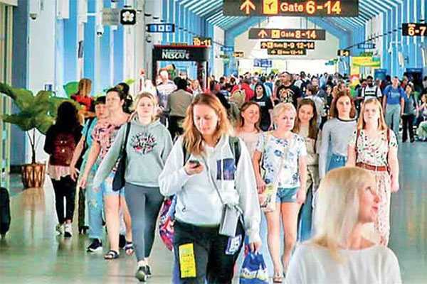 සංචාරක පැමිණීම ලක්ෂ 05 ඉක්මවයි