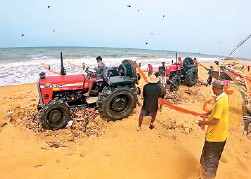 වින්ච් යොදා මා දැල් ඇද්ද ධීවරයෙක් අත්අඩංගුවේ