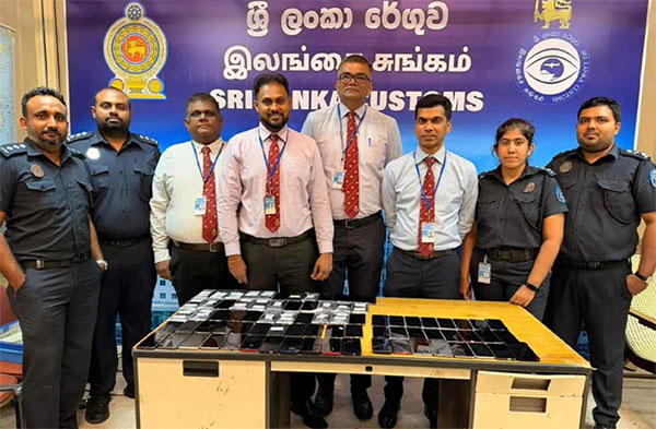 කටුනායක දී රේගු භාරයට පත් භාණ්ඩ සහ රේගු නිලධාරීන්