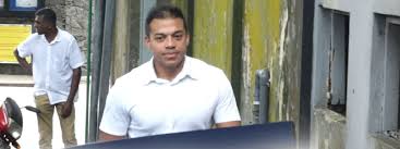 යෝෂිත ඇප මත මුදාහැරේ, විදෙස් ගමන් තහනම්