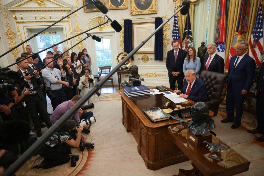 ධවල මන්දිරයෙන් CNN, MSNBC සහ Politico ඉවතට: ට්රම්ප්ගේ මාධ්ය තහනම මැතිවරණයට පෙර නව ගැටුමක් මතු කරයි