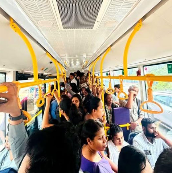 ශ්රී ලංකාවේ මෙට්රො බස් රථවල සිටගෙන යන මගීන්