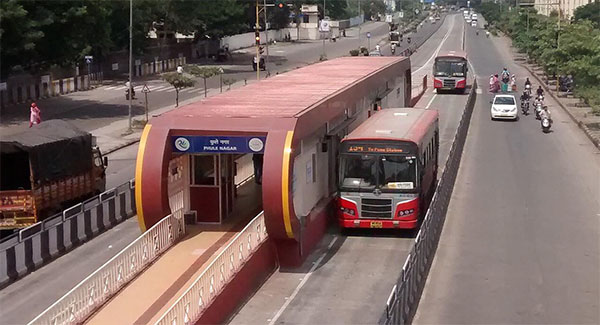 පූනේ නගරයේ "Rainbow BRTS" පද්ධති වෙන්කළ පථය සහ බස් නැවතුම් පළ